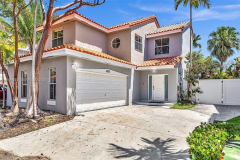 House in Hollywood, Florida 3 bedrooms, 157.93 sq.m. № 2401290 - photo 2