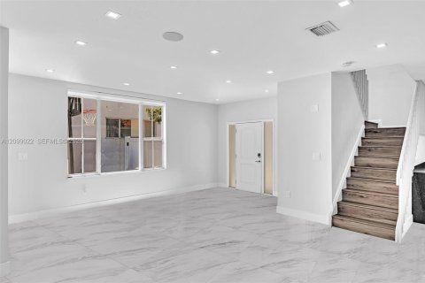House in Hollywood, Florida 3 bedrooms, 157.93 sq.m. № 2401290 - photo 13