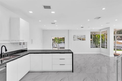 House in Hollywood, Florida 3 bedrooms, 157.93 sq.m. № 2401290 - photo 26
