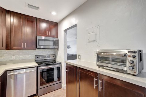 Condo in Fort Lauderdale, Florida, 2 bedrooms  № 2262910 - photo 9