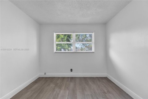 Townhouse in North Lauderdale, Florida 3 bedrooms, 148.46 sq.m. № 2078500 - photo 29