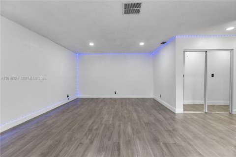 Townhouse in North Lauderdale, Florida 3 bedrooms, 148.46 sq.m. № 2078500 - photo 9