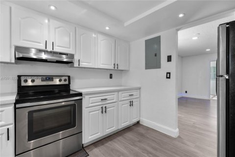 Townhouse in North Lauderdale, Florida 3 bedrooms, 148.46 sq.m. № 2078500 - photo 20