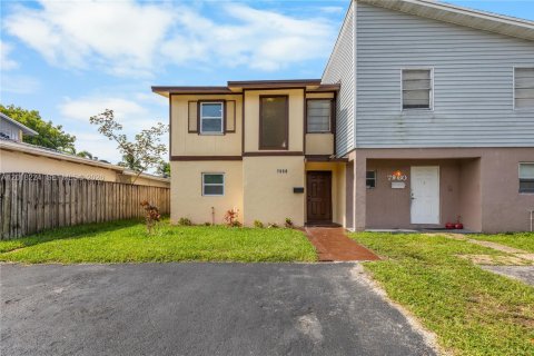 Townhouse in North Lauderdale, Florida 3 bedrooms, 148.46 sq.m. № 2078500 - photo 2