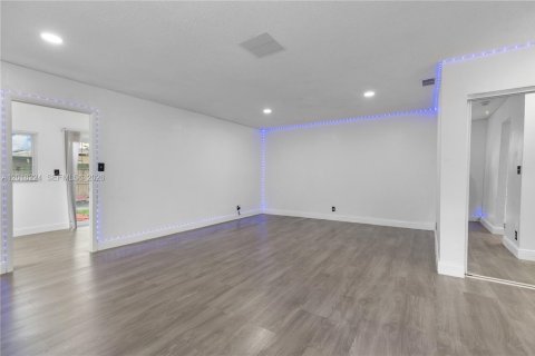 Townhouse in North Lauderdale, Florida 3 bedrooms, 148.46 sq.m. № 2078500 - photo 8