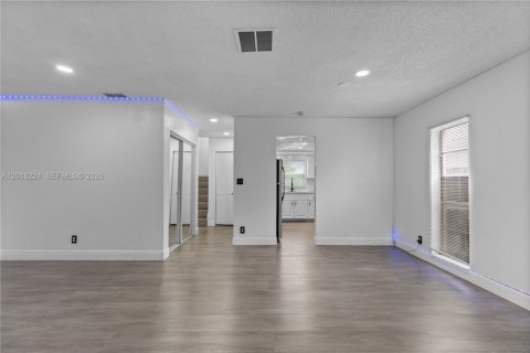 Townhouse in North Lauderdale, Florida 3 bedrooms, 148.46 sq.m. № 2078500 - photo 11