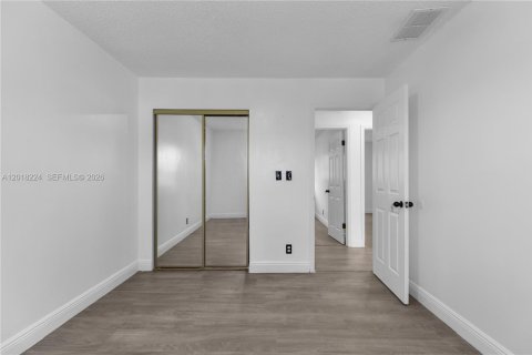 Townhouse in North Lauderdale, Florida 3 bedrooms, 148.46 sq.m. № 2078500 - photo 26