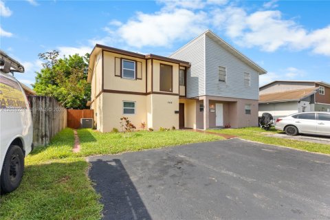 Townhouse in North Lauderdale, Florida 3 bedrooms, 148.46 sq.m. № 2078500 - photo 4
