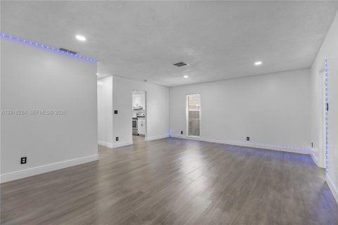 Townhouse in North Lauderdale, Florida 3 bedrooms, 148.46 sq.m. № 2078500 - photo 14