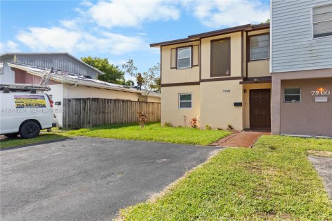 Townhouse in North Lauderdale, Florida 3 bedrooms, 148.46 sq.m. № 2078500 - photo 5