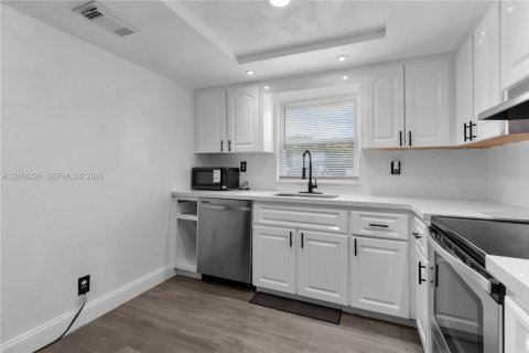 Townhouse in North Lauderdale, Florida 3 bedrooms, 148.46 sq.m. № 2078500 - photo 18