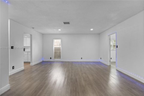 Townhouse in North Lauderdale, Florida 3 bedrooms, 148.46 sq.m. № 2078500 - photo 15
