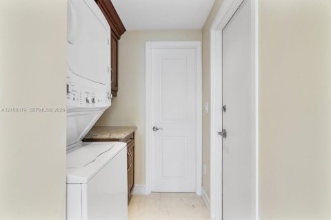 Copropriété à vendre à Hollywood, Floride: 2 chambres, 173.54 m2 № 2428390 - photo 19