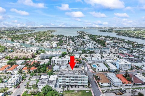 Condo in Miami Beach, Florida, 1 bedroom  № 2060349 - photo 23