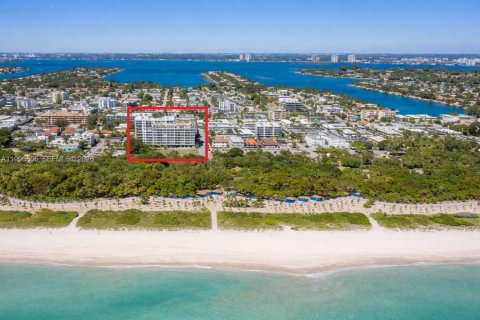 Condo in Miami Beach, Florida, 1 bedroom  № 2060349 - photo 19