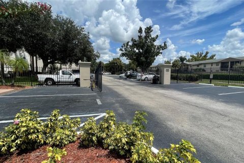 Condo in Orlando, Florida, 2 bedrooms  № 2211401 - photo 17