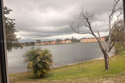 Estudio en el Condominio en Miami, Florida  № 2052252