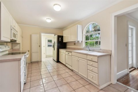 House in Saint Petersburg, Florida 3 bedrooms, 242.47 sq.m. № 1773189 - photo 17