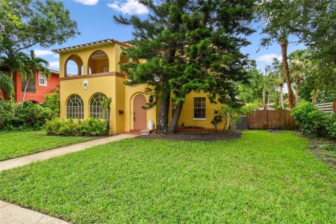 House in Saint Petersburg, Florida 3 bedrooms, 242.47 sq.m. № 1773189 - photo 1
