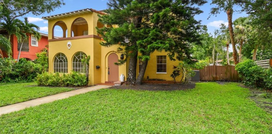 House in Saint Petersburg, Florida 3 bedrooms, 242.47 sq.m. № 1773189