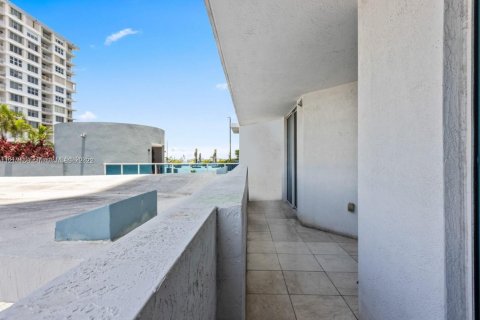Condo in North Bay Village, Florida, 2 bedrooms  № 1849165 - photo 6