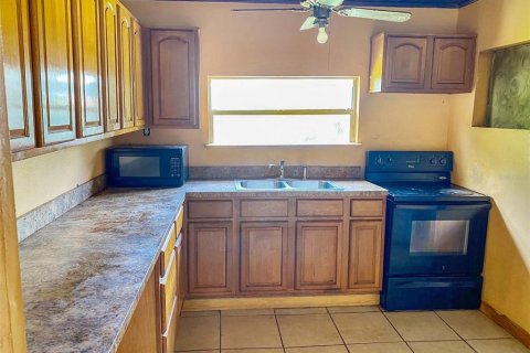 House in Tampa, Florida 3 bedrooms, 165.46 sq.m. № 2121959 - photo 7