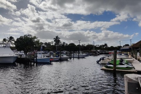 Casa en alquiler en Stuart, Florida, 3 dormitorios, 122.17 m2 № 1129135 - foto 1