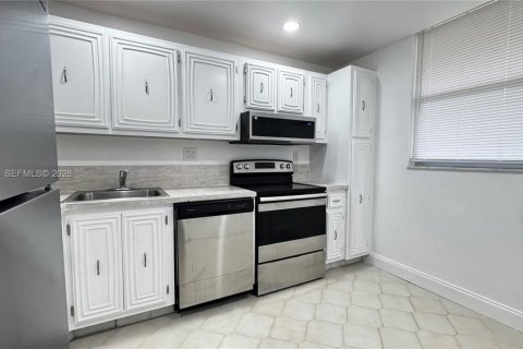 Copropriété à vendre à Lauderhill, Floride: 2 chambres, 102.19 m2 № 2025665 - photo 2