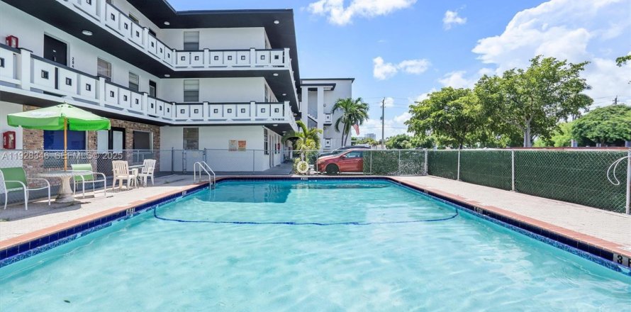 Appartement à Hollywood, Floride 1 chambre, 69.68 m2 № 1987827