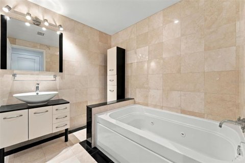 Copropriété à vendre à Cocoa Beach, Floride: 3 chambres, 233.37 m2 № 2373804 - photo 25
