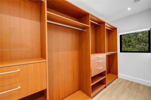 House in Miami Shores, Florida 3 bedrooms, 161.93 sq.m. № 2013606 - photo 17
