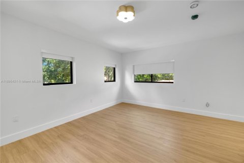 House in Miami Shores, Florida 3 bedrooms, 161.93 sq.m. № 2013606 - photo 12