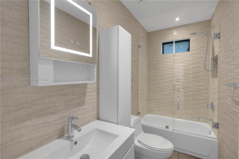 House in Miami Shores, Florida 3 bedrooms, 161.93 sq.m. № 2013606 - photo 22