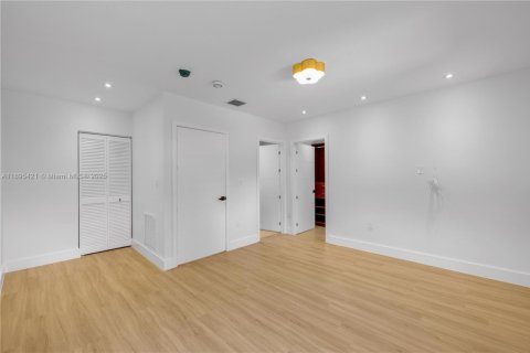 House in Miami Shores, Florida 3 bedrooms, 161.93 sq.m. № 2013606 - photo 13