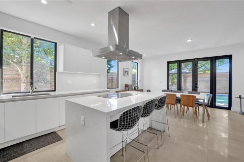 Adosado en alquiler en Miami, Florida, 3 dormitorios, 220.36 m2 № 1993720 - foto 1