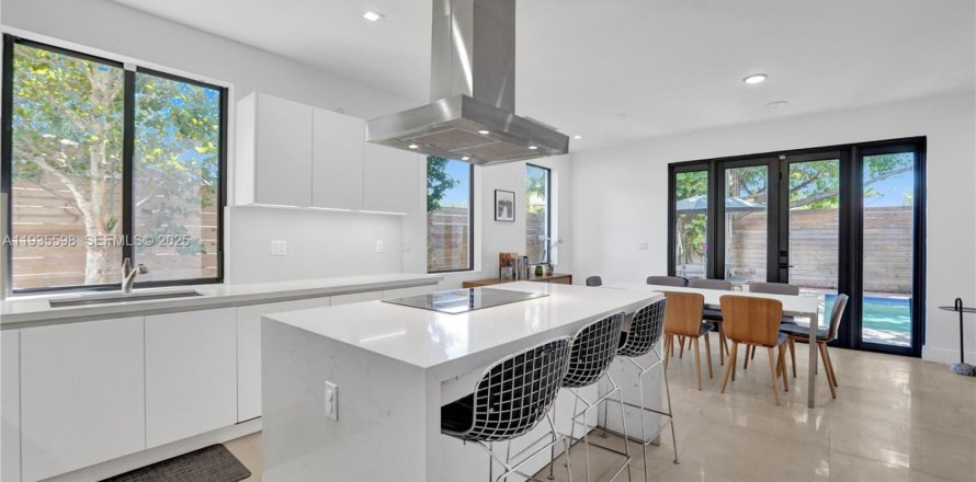 Adosado en Miami, Florida 3 dormitorios, 220.36 m2 № 1993720