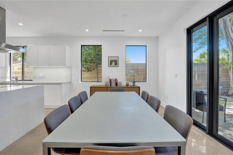 Adosado en alquiler en Miami, Florida, 3 dormitorios, 220.36 m2 № 1993720 - foto 19