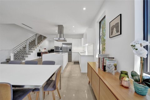 Adosado en alquiler en Miami, Florida, 3 dormitorios, 220.36 m2 № 1993720 - foto 22