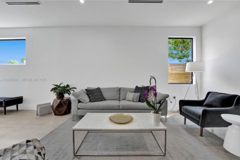 Adosado en alquiler en Miami, Florida, 3 dormitorios, 220.36 m2 № 1993720 - foto 5