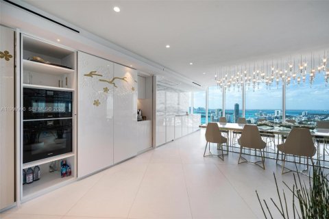 Condo in Miami Beach, Florida, 4 bedrooms  № 2067657 - photo 12