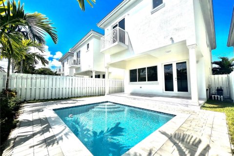 Villa ou maison à louer à Hollywood, Floride: 4 chambres, 213.68 m2 № 1929466 - photo 1