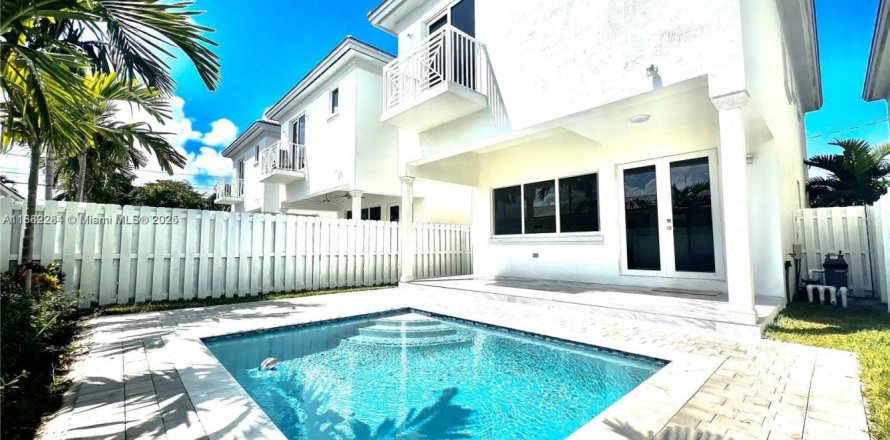 Villa ou maison à Hollywood, Floride 4 chambres, 213.68 m2 № 1929466