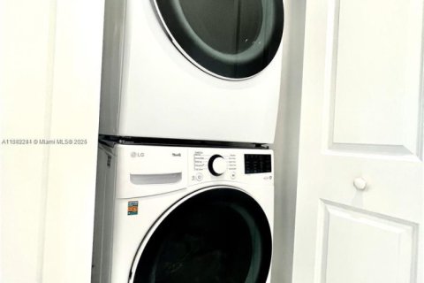 Villa ou maison à louer à Hollywood, Floride: 4 chambres, 213.68 m2 № 1929466 - photo 11