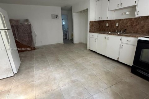 Снять в аренду квартиру в Окленд-Парк, Флорида 1 спальня, 560.85м2, № 2017438 - фото 2