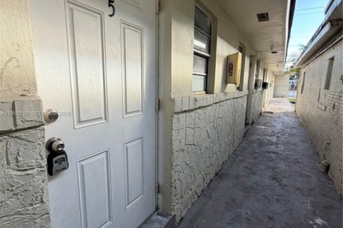 Квартира в Окленд-Парк, Флорида 1 спальня, 560.85м2 № 2017438