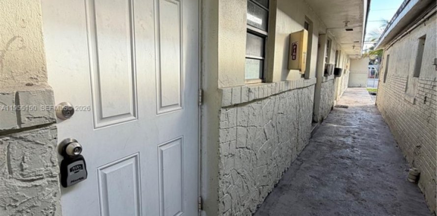 Квартира в Окленд-Парк, Флорида 1 спальня, 560.85м2 № 2017438