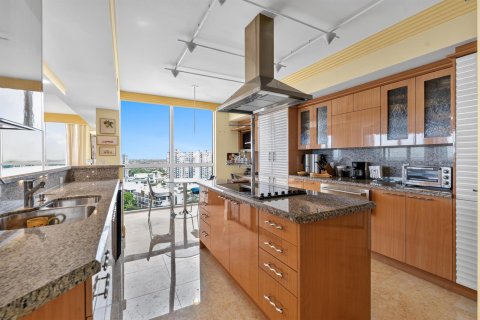 Condo in Fort Lauderdale, Florida, 3 bedrooms  № 2085934 - photo 12