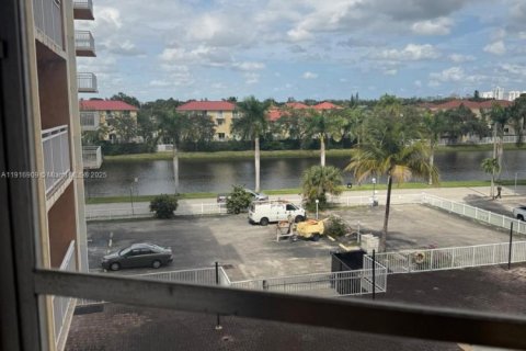 Condo in North Miami Beach, Florida, 1 bedroom  № 1973698 - photo 6