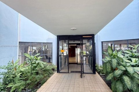 Condo in North Miami Beach, Florida, 1 bedroom  № 1973698 - photo 2
