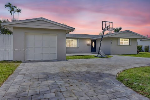 Casa en venta en Hollywood, Florida, 4 dormitorios, 146.97 m2 № 1888424 - foto 1